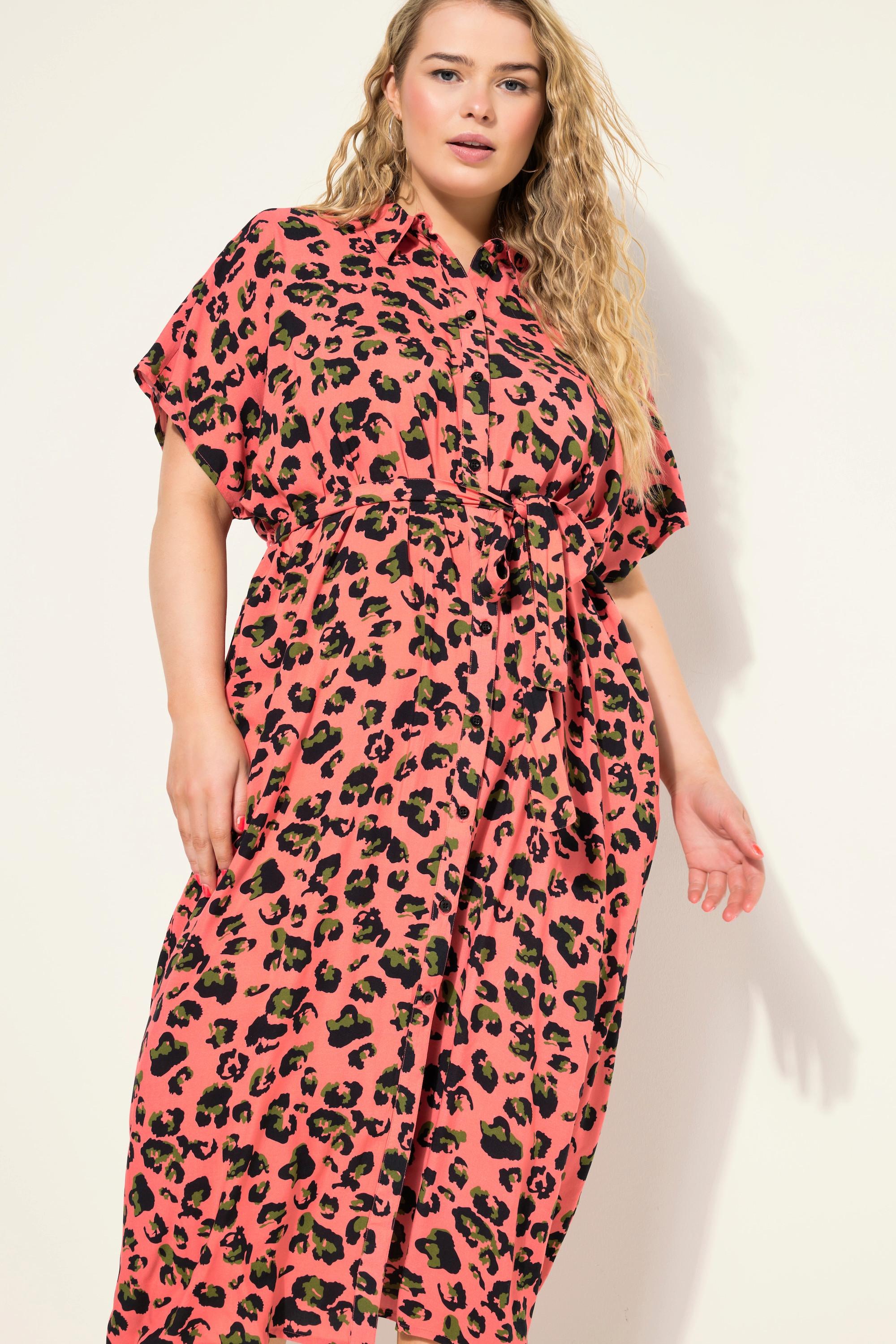 Studio Untold  Robe-chemisier oversized longueur midi, motif léopard coloré et ceinture à nouer à la taille. Col chemise 