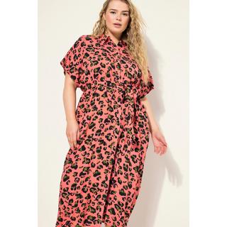 Studio Untold  Robe-chemisier oversized longueur midi, motif léopard coloré et ceinture à nouer à la taille. Col chemise 