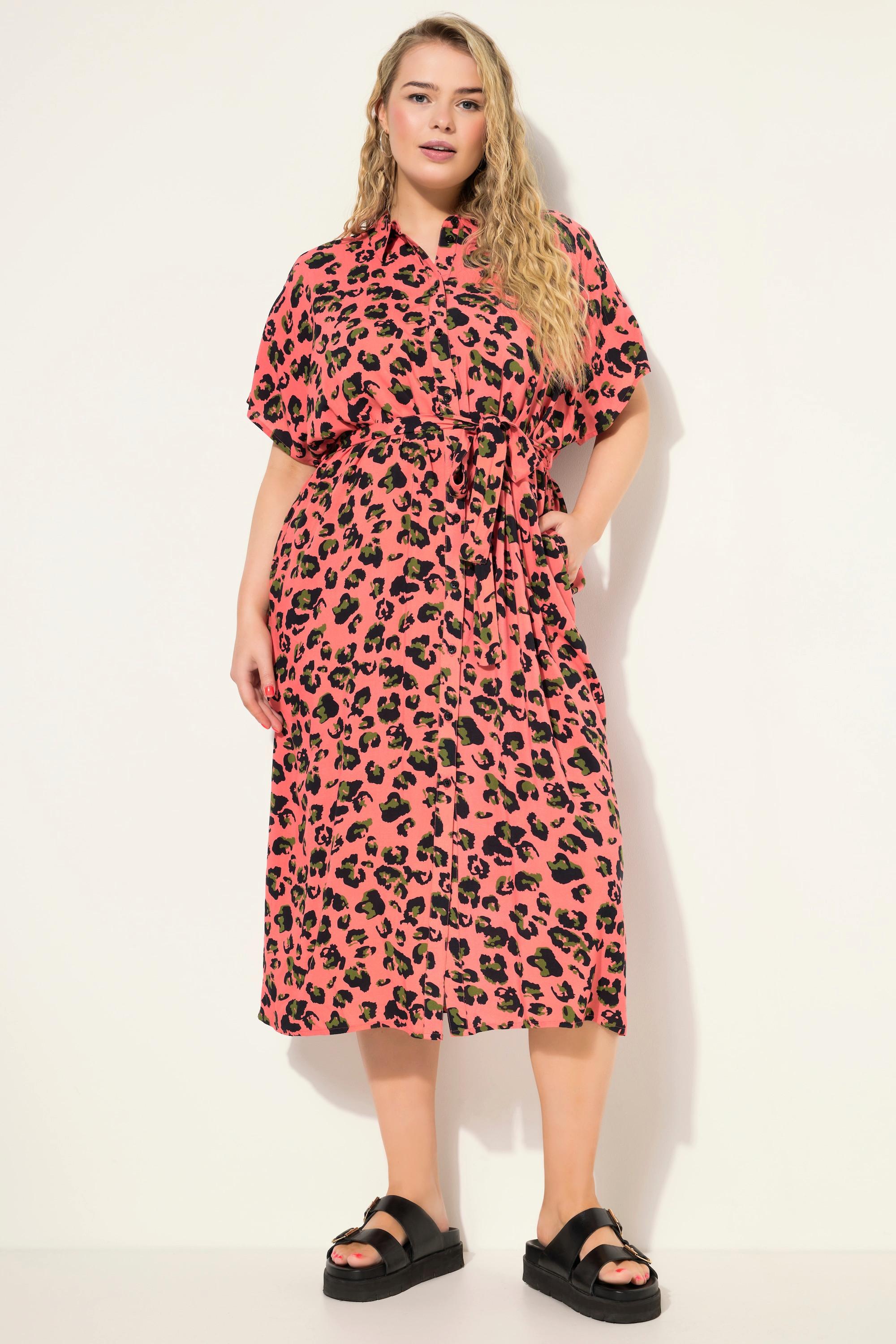 Studio Untold  Robe-chemisier oversized longueur midi, motif léopard coloré et ceinture à nouer à la taille. Col chemise 