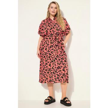 Robe-chemisier oversized longueur midi, motif léopard coloré et ceinture à nouer à la taille. Col chemise