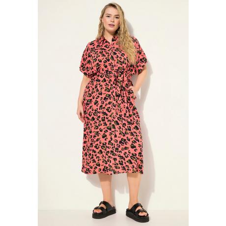 Studio Untold  Robe-chemisier oversized longueur midi, motif léopard coloré et ceinture à nouer à la taille. Col chemise 