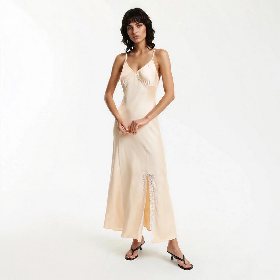Robe longue à fines bretelles en satin