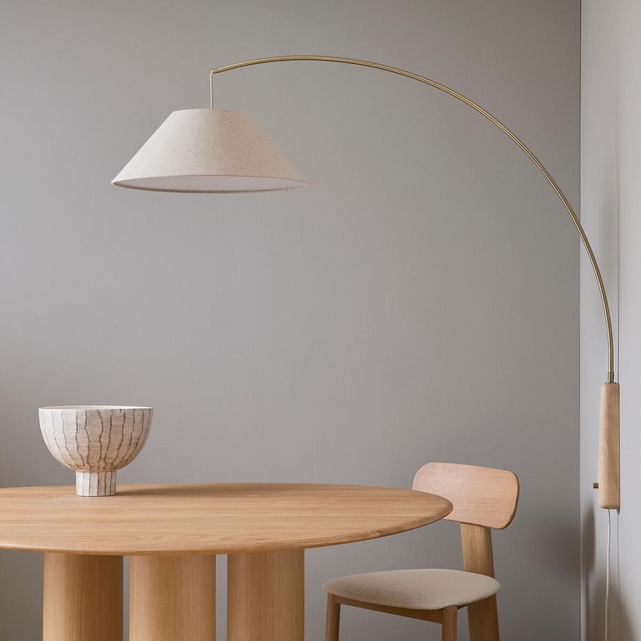 AM.PM Flexible Wandleuchte NESTWOOD aus massiver Eiche und Leinen  