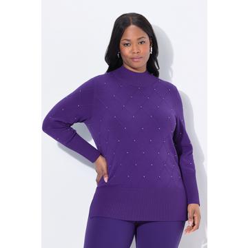 Pull motif losanges, petits rivets fantaisie, col légèrement montant et manches longues