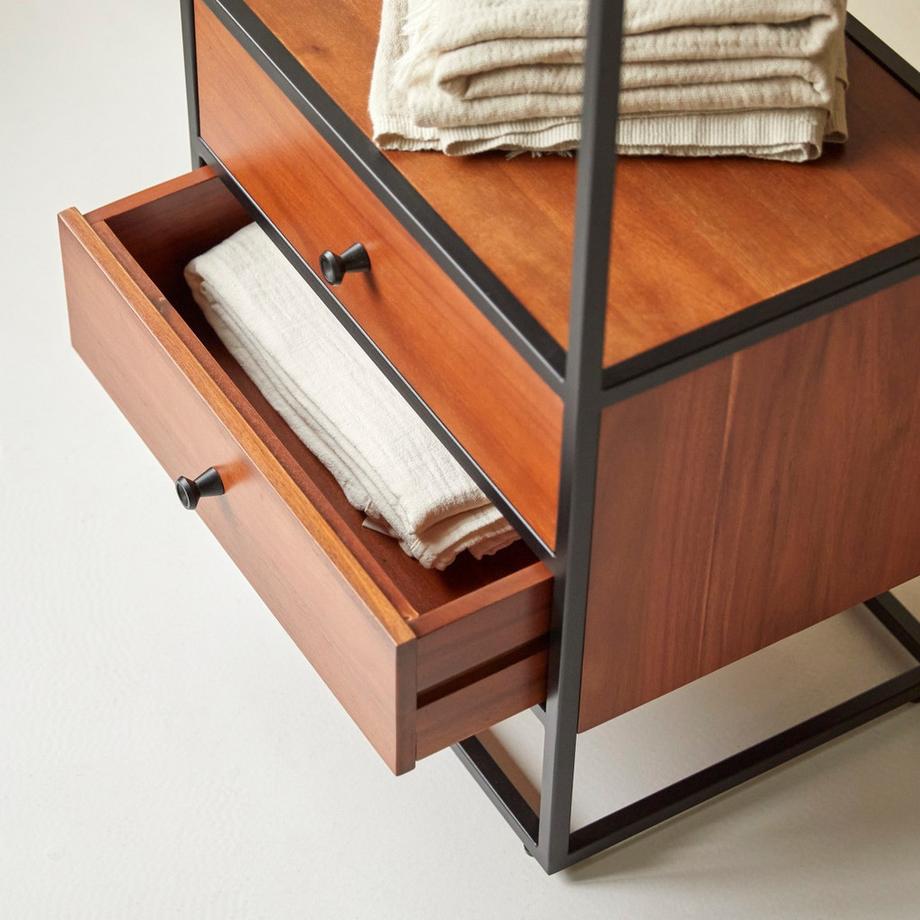 Tikamoon Hochschrank aus massiver Akazie und Metall Agra  