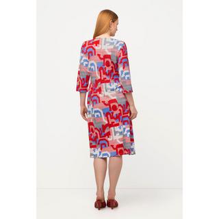 Ulla Popken  Robe midi. Imprimé graphique. Décolleté en forme de cœur, manches 3/4. 