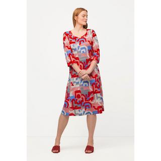 Ulla Popken  Robe midi. Imprimé graphique. Décolleté en forme de cœur, manches 3/4. 