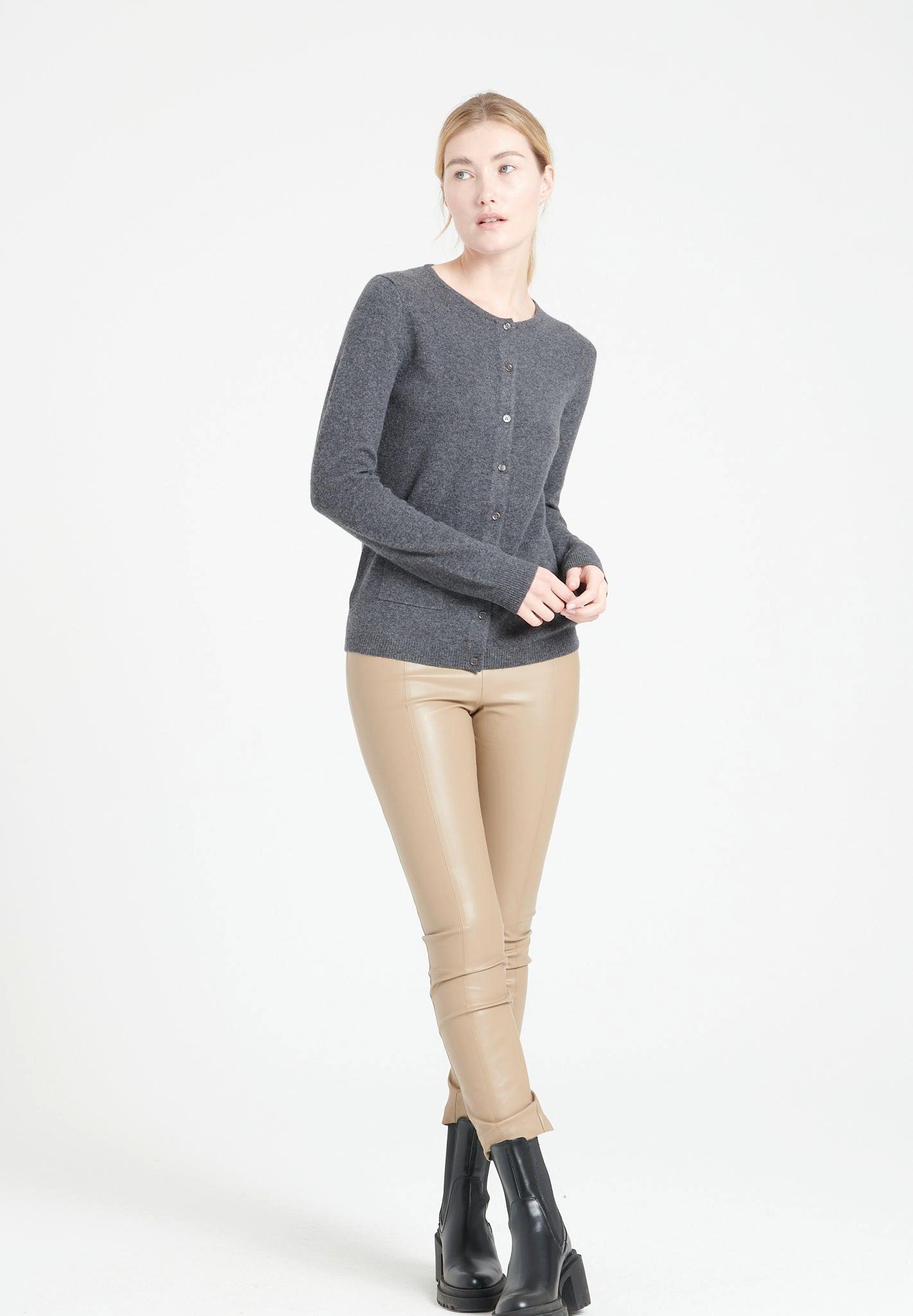 Studio Cashmere8  LILLY 4 Strickjacke mit tailliertem Rundhalsausschnitt - 100% Kaschmir 