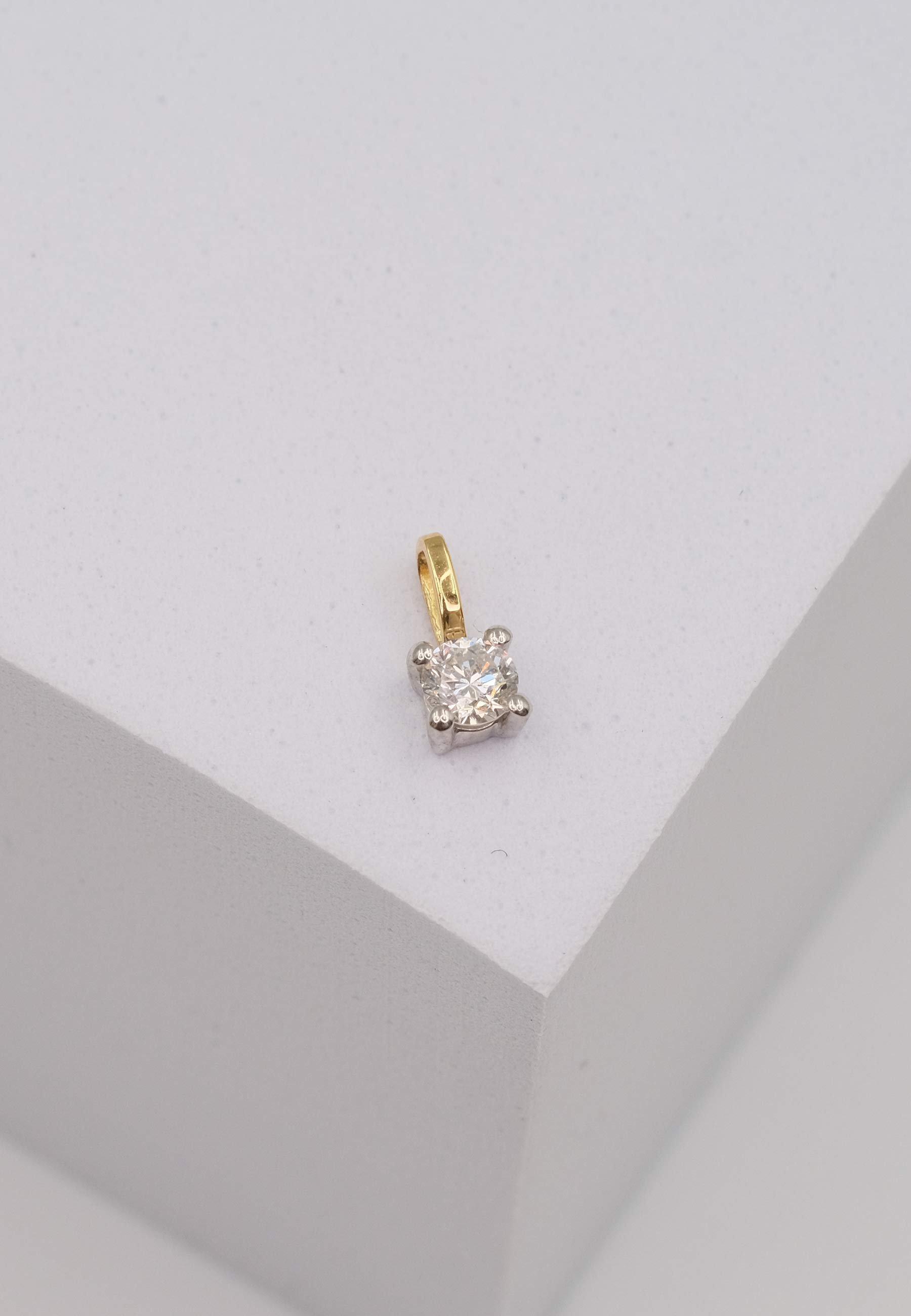 MUAU Schmuck  Pendentif solitaire serti 4 griffes or jaune 750 diamant 0,15ct. or blanc 750, 8x4,5mm 