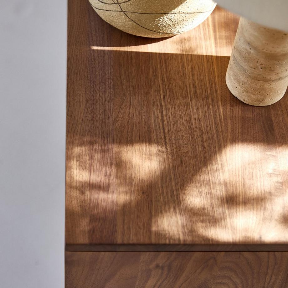 Tikamoon Meuble TV en noyer massif 130 cm Esmée  