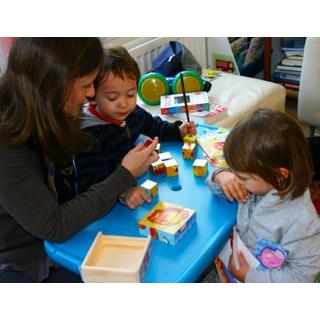 Activity-board  Puzzle en bois avec gros cubes pour les tout-petits - 9 cubes avec 6 animaux sauvages dans un coffre en bois 