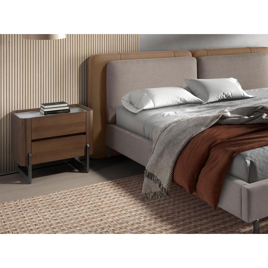 ANGEL CERDA Table de chevet en noyer et acier métallisé foncé avec plateau en marbre de porcelaine  