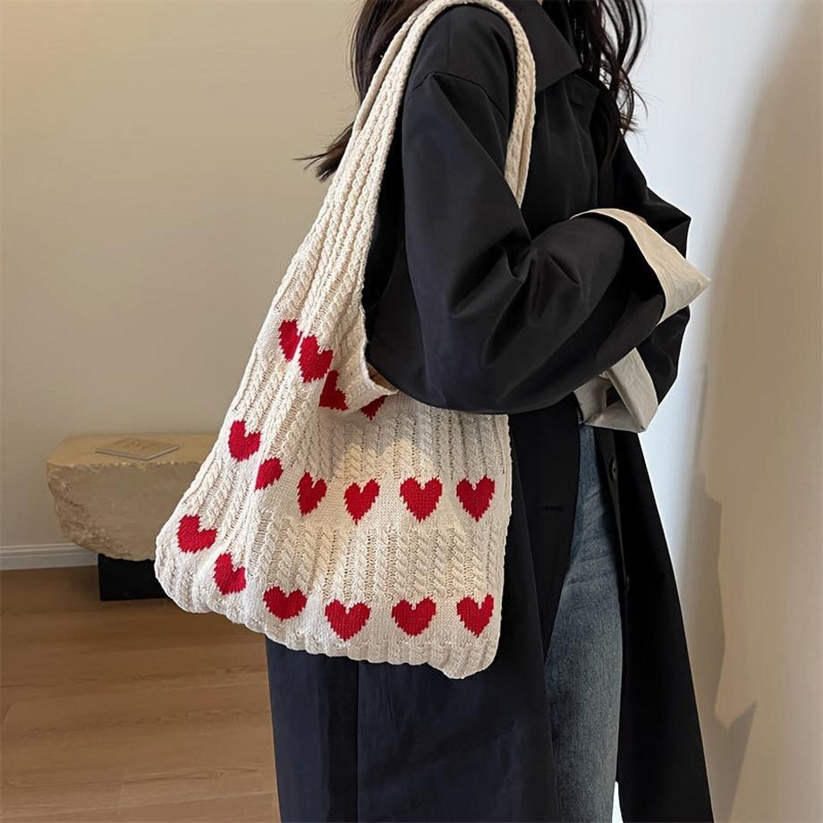 Only-bags.store Gestrickte Hobo-Tasche mit Herzmuster  