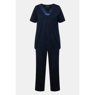 Ulla Popken  Pyjama à manches courtes et col V. Détails en satin 