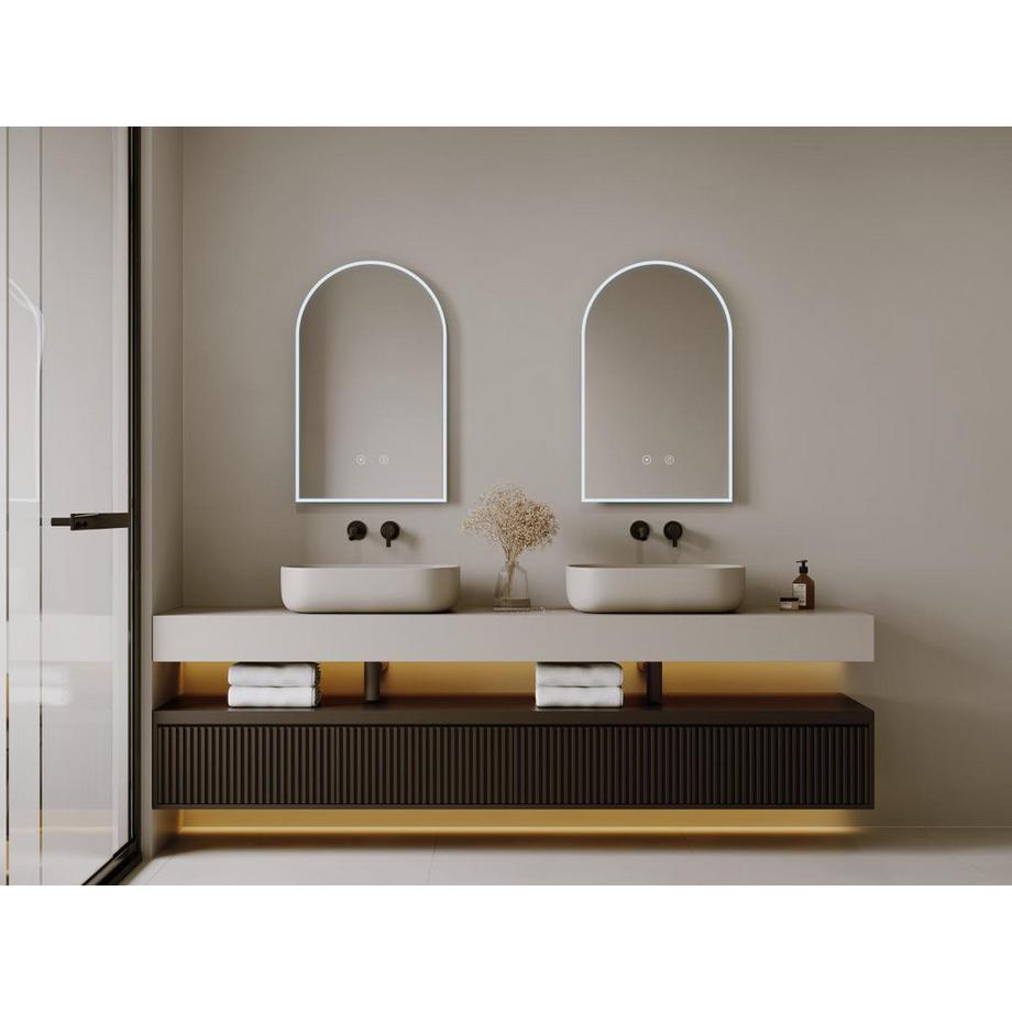 Vente-unique Bogenförmiger Badezimmerspiegel - beschlagfrei - mit LED-Beleuchtung - 50 x 80 cm - ARCADI  