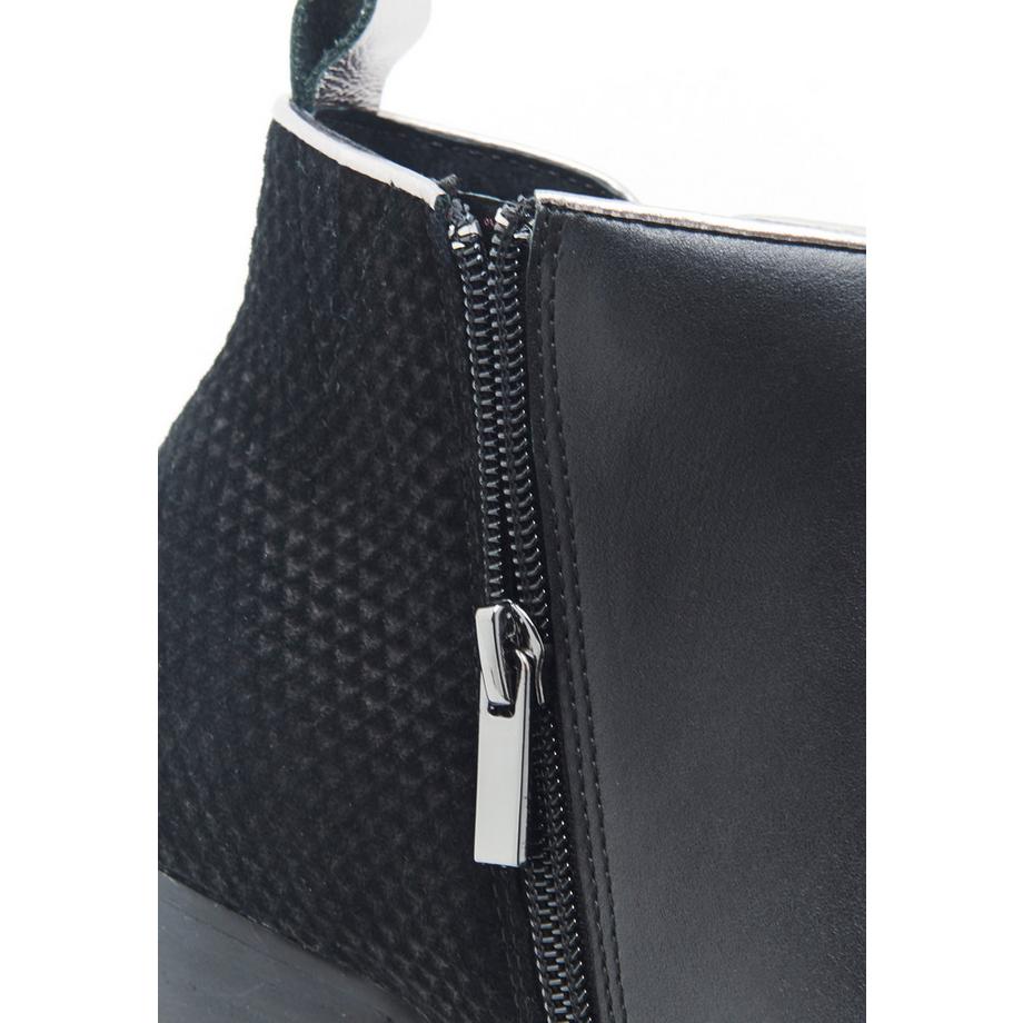 Damart  Boots dessus croûte de cuir. 