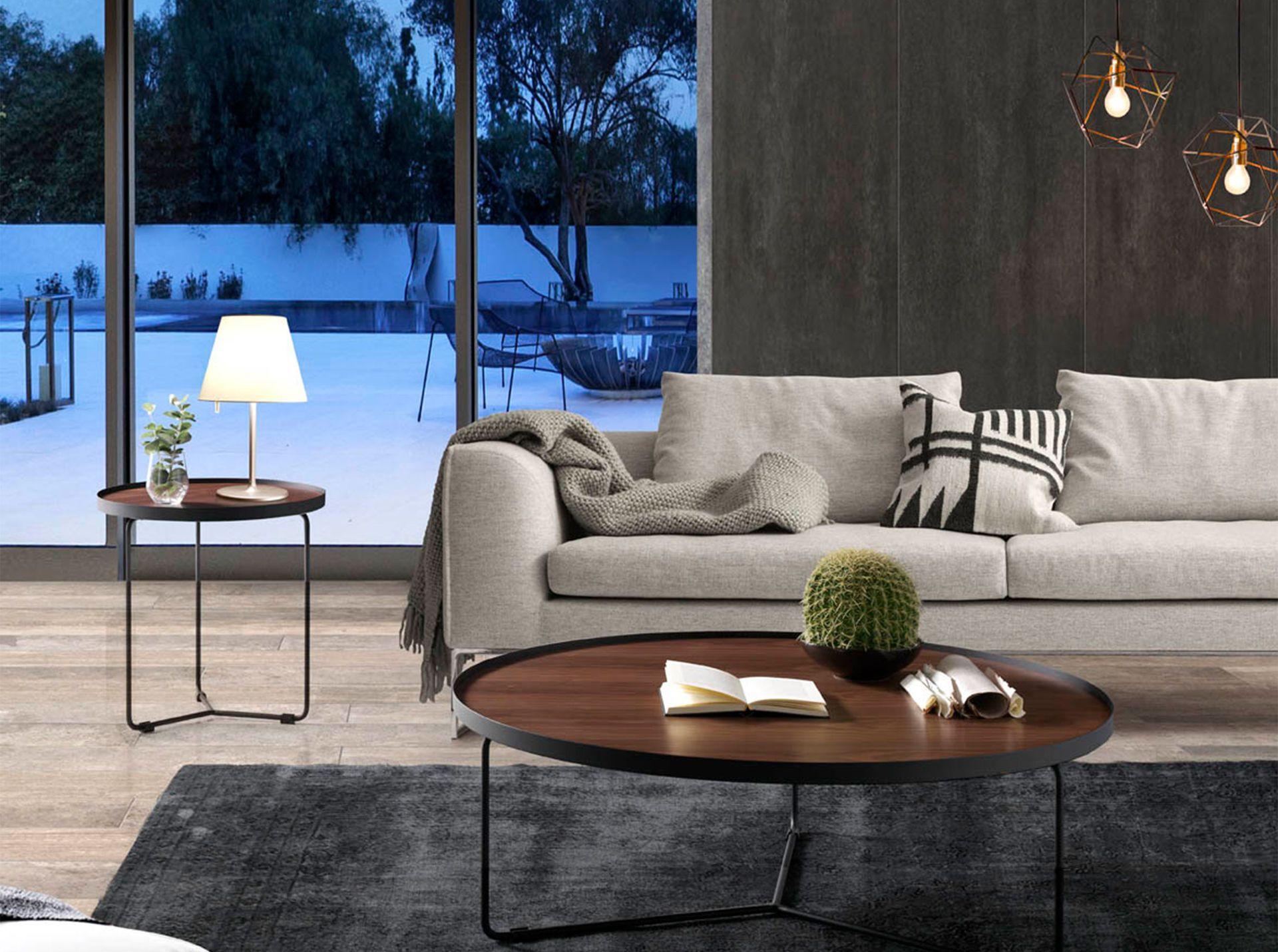 ANGEL CERDA Table d'angle ronde en noyer et acier noir  