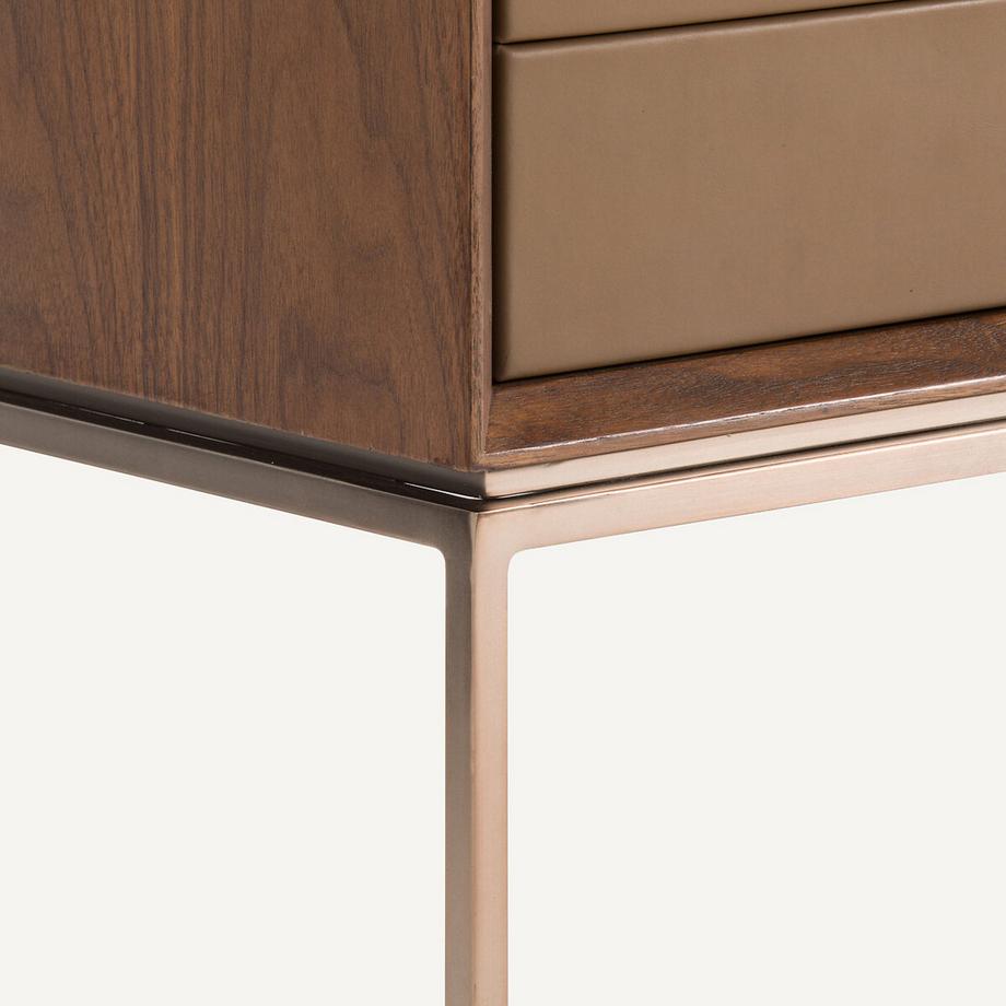 AM.PM Nachttisch mit Walnussfurnier und Leder  