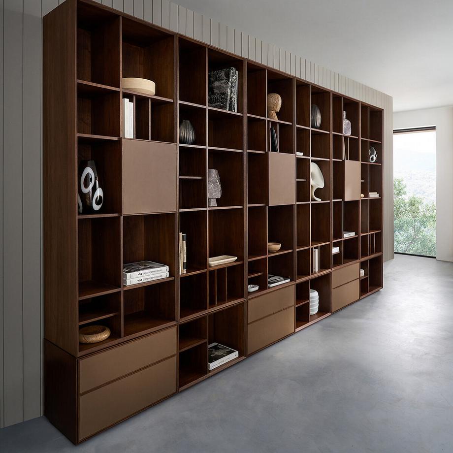 AM.PM Bücherregal mit Walnussfurnier und Ledertür  