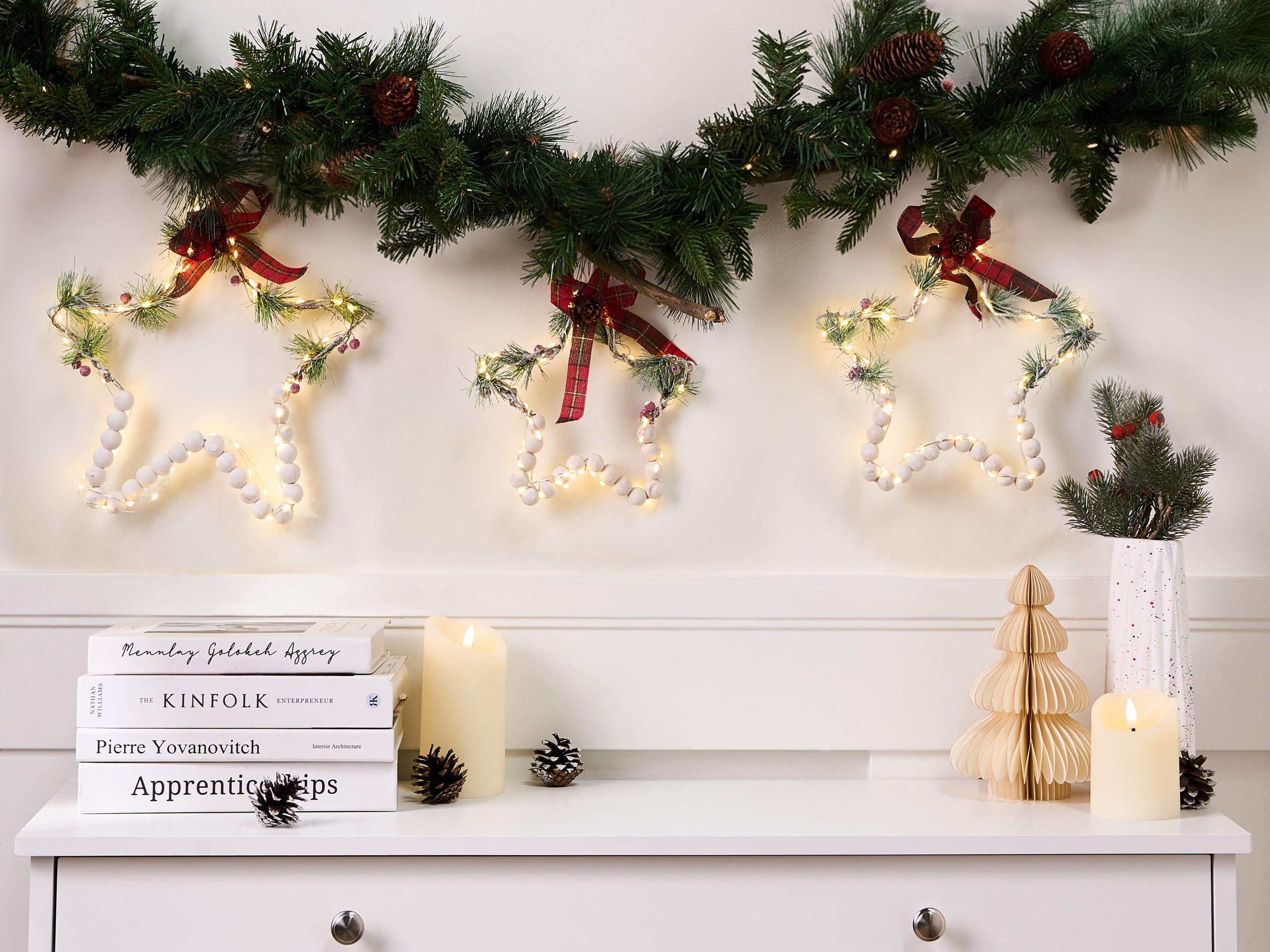 Beliani Wanddekoration 3er Set aus Tannenholz Klassisch KALLAVESI  