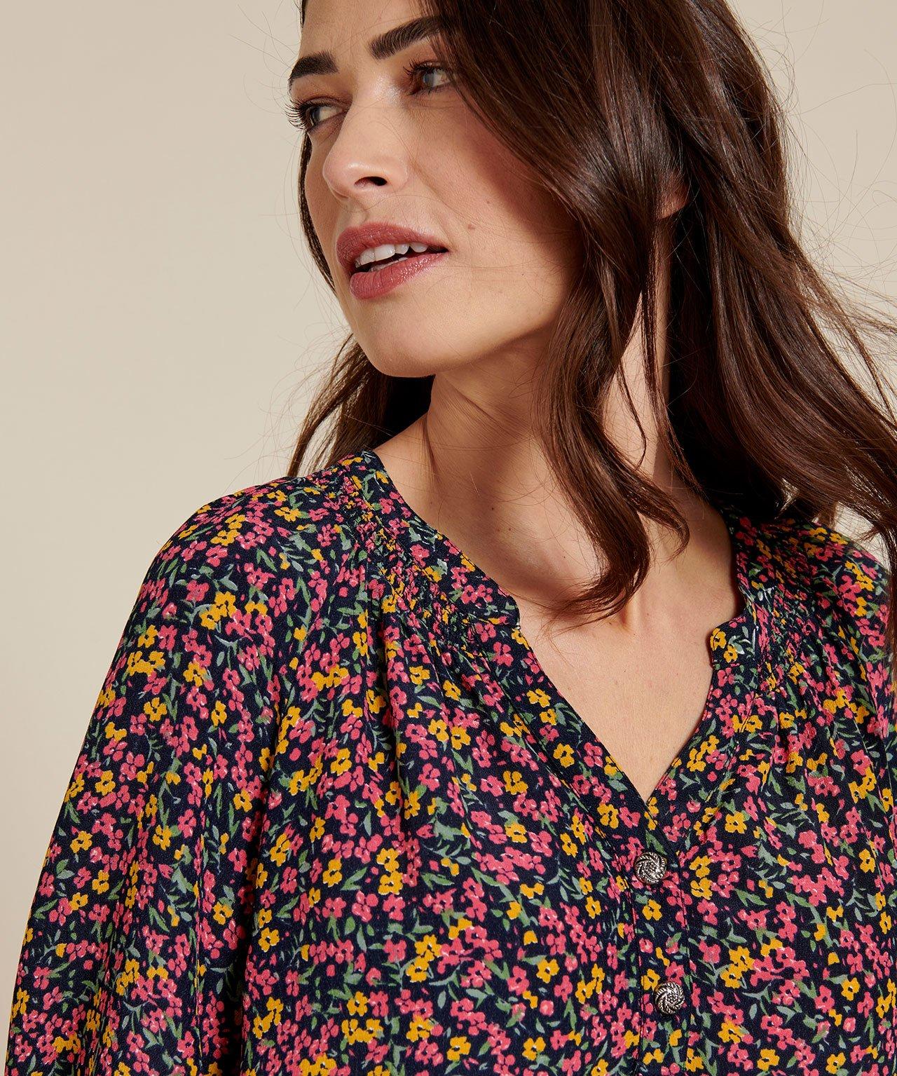 Damart  Blouse crêpe fleurie. 