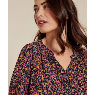 Damart  Blouse crêpe fleurie. 