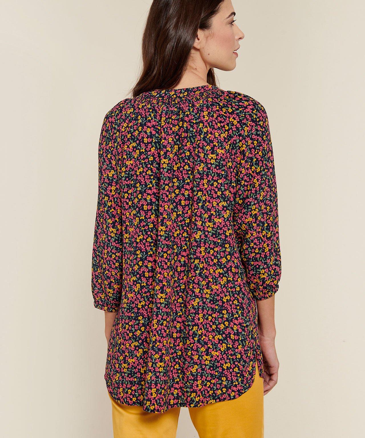 Damart  Blouse crêpe fleurie. 