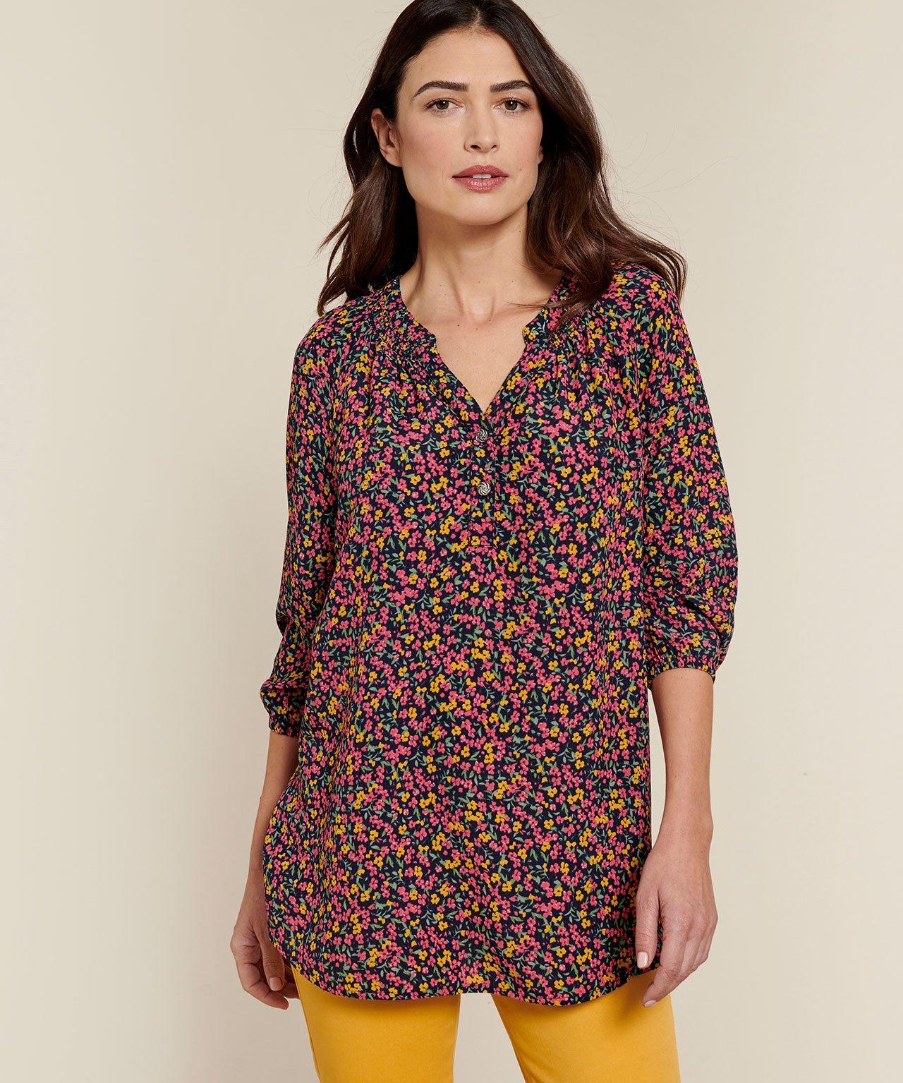 Damart  Blouse crêpe fleurie. 