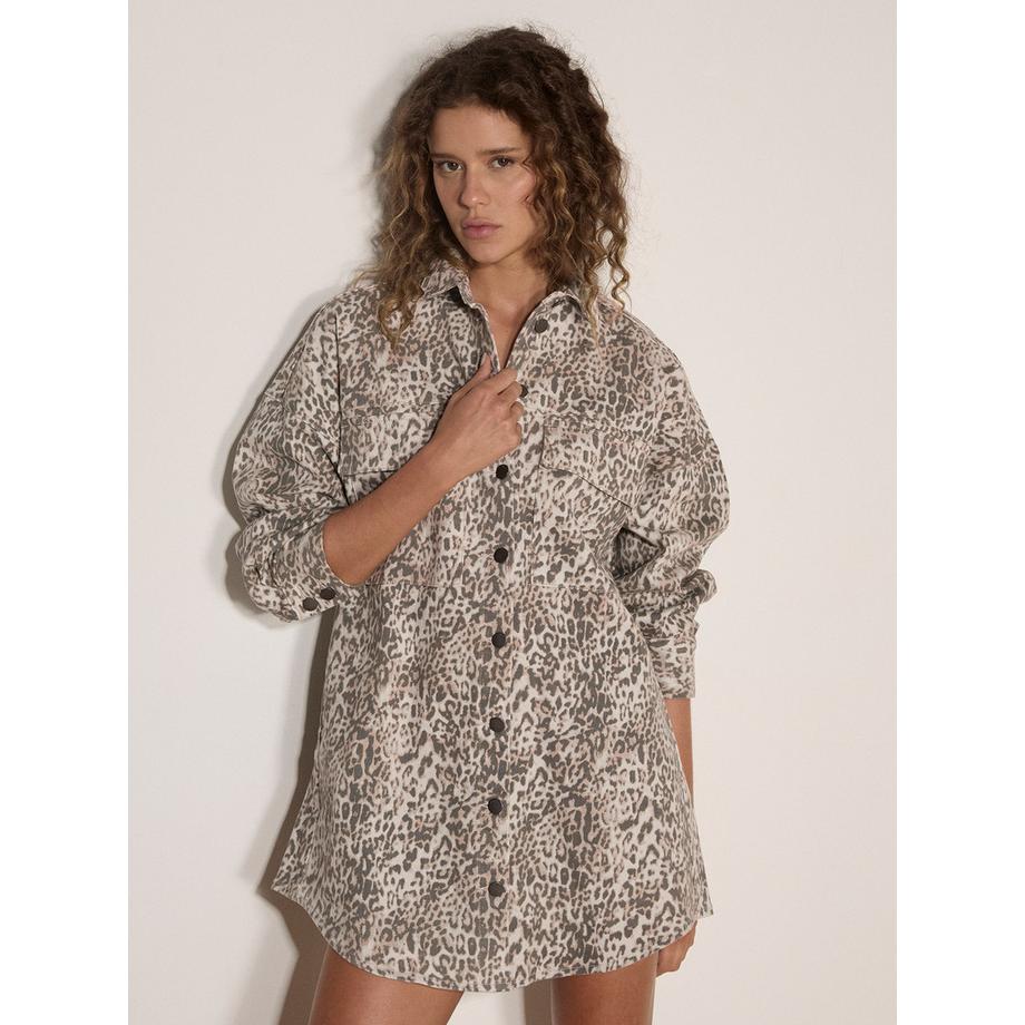 Mini-Kleid im Shacket-Stil aus Denim mit Leopardenmuster