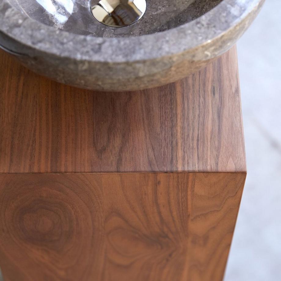 Tikamoon Waschtisch-Unterschrank aus massivem Nussbaumholz links Stelle  