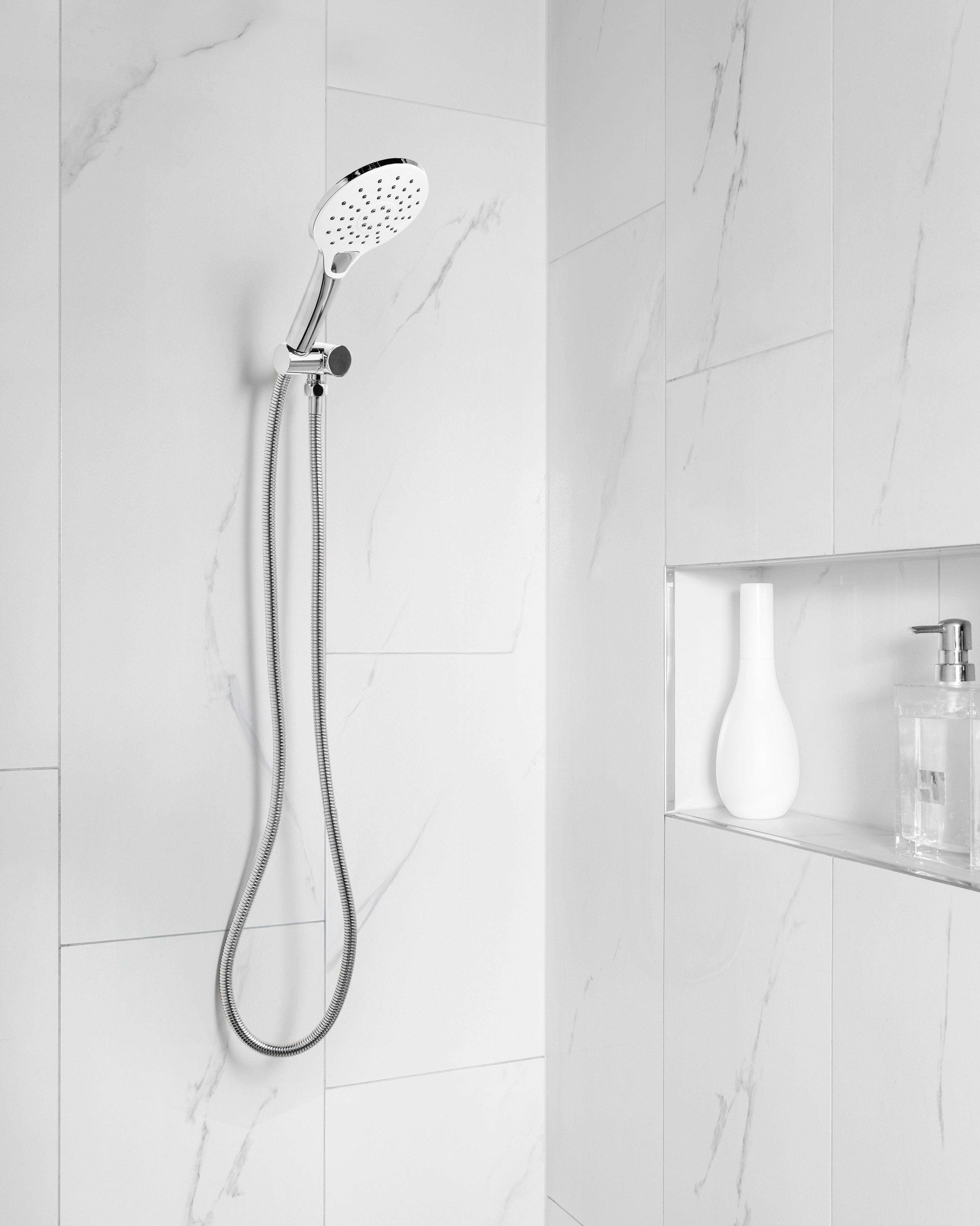 Beliani Duschkopf mit Schlauch aus ABS (robuster Kunststoff) Klassisch IQUIRA  