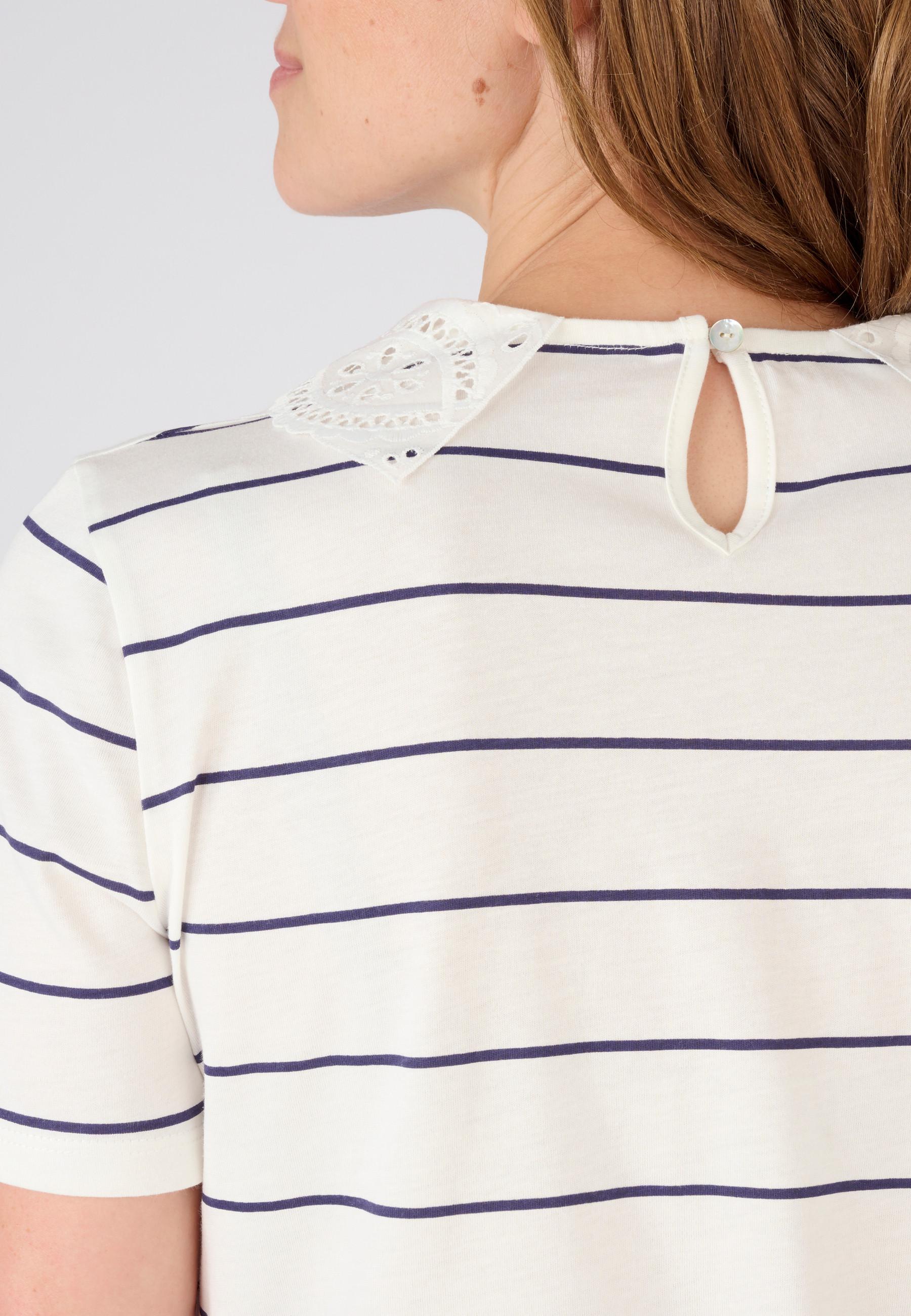 Damart  Tee-shirt col broderie anglaise. 