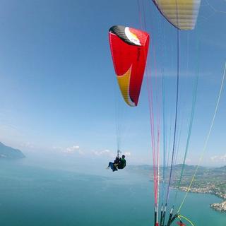 Geschenkidee  Vol biplace en parapente avec vue sur le Léman (pour 2 personnes) 