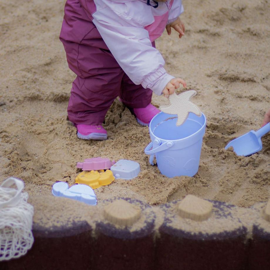 Intirilife  Set Di 9 Giocattoli Di Sabbia Con 6 Stampi, Secchiello, Paletta E Borsa Per Il Trasporto 