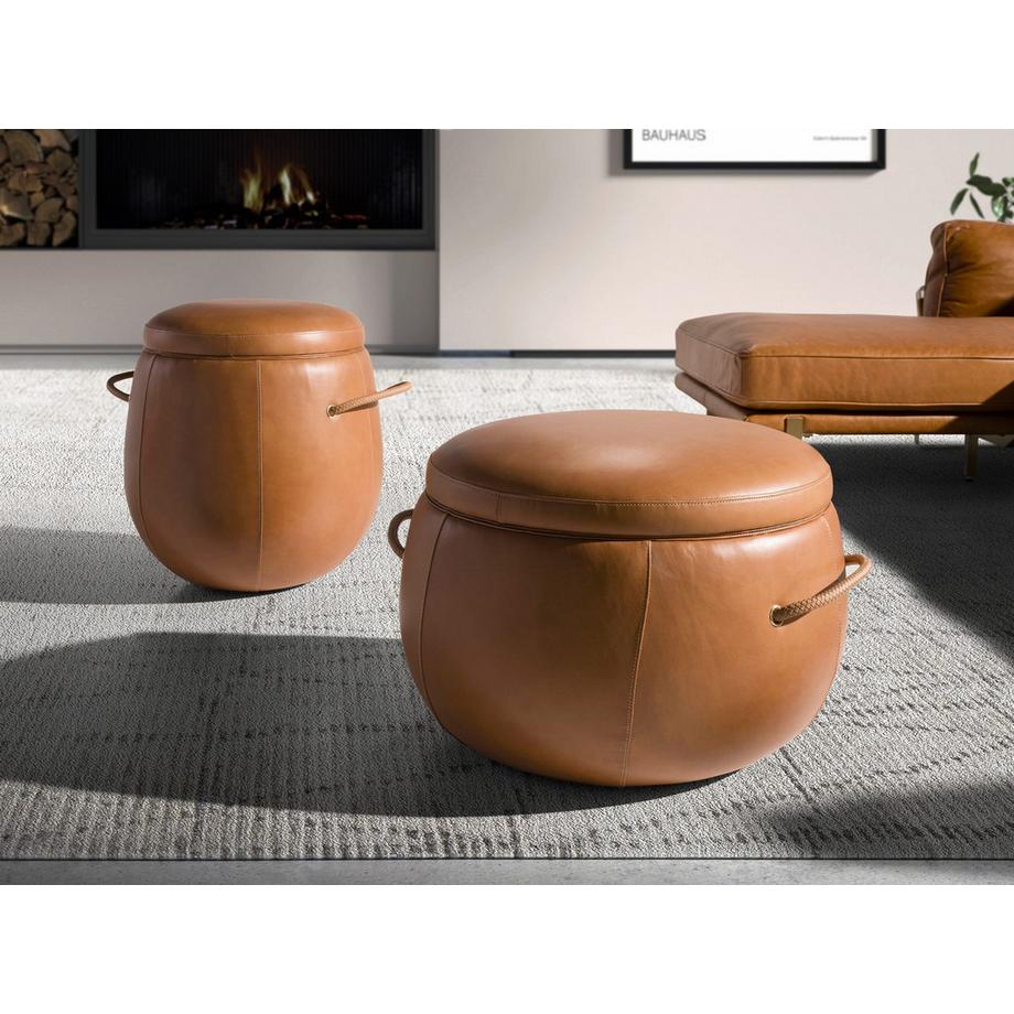 ANGEL CERDA  Pouf en cuir camel 