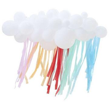 Weiße Wolken-Luftballongirlande mit Luftschlangen in Regenbogenfarben