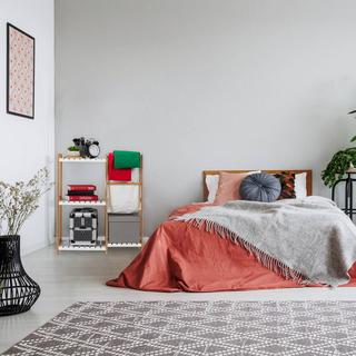 Northix Badezimmerregal und Wäschekorb mit 4 Ebenen  