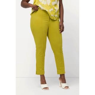 Ulla Popken  Pantalon avec passepoil et taille élastique. Coupe ajustée avec fente sur le bas de jambe. 