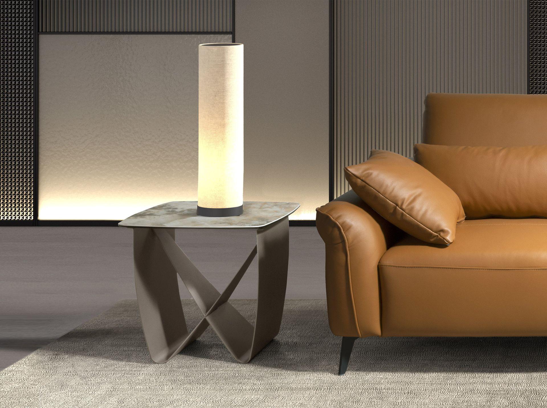 ANGEL CERDA Quadratischer Ecktisch aus Porzellanmarmor und Stahl in Taupe-Metallic  