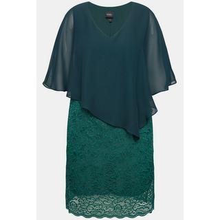 Ulla Popken  Robe de soirée en jersey. Cape en mousseline. Bas de jupe en dentelle. Manches 3/4 