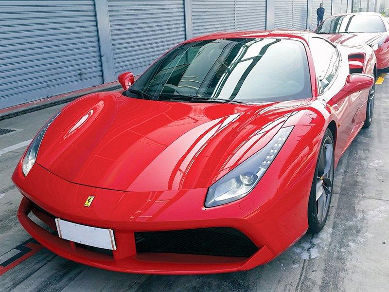 Smartbox  Pilotage d'une Ferrari 488 GTB sur le circuit de Vairano - Coffret Cadeau 