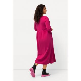 Ulla Popken  Robe en jersey. Encolure carrée et manches 3/4. Silhouette en A. 