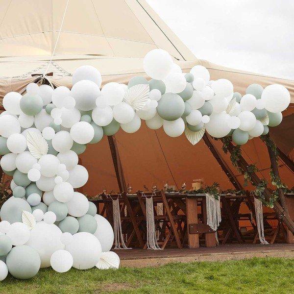Ginger Ray  Luftballonbogen in Salbei & Weiß miten Fächern (Luxus Bausatz) 