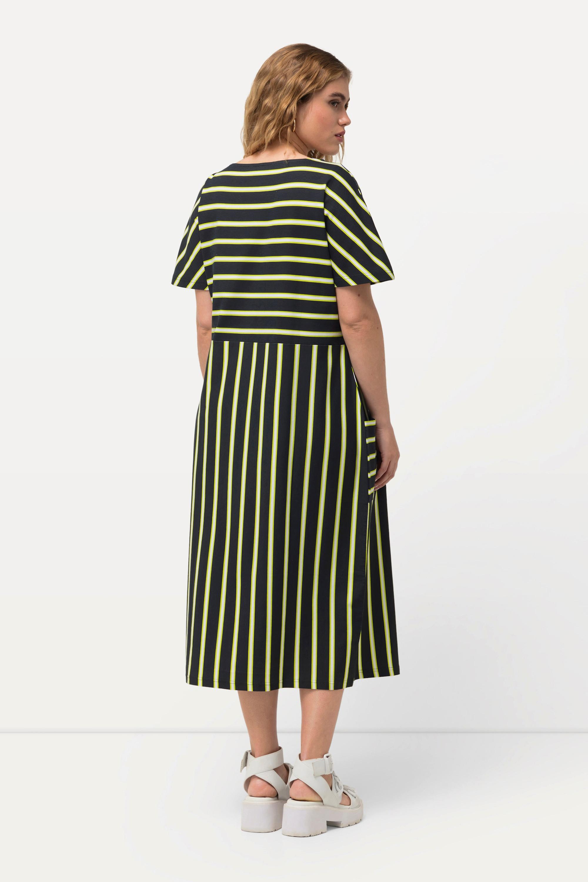 Ulla Popken  Robe midi oversize, en jersey rayé. Décolleté rond et manches courtes. 