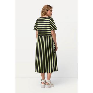 Ulla Popken  Robe midi oversize, en jersey rayé. Décolleté rond et manches courtes. 