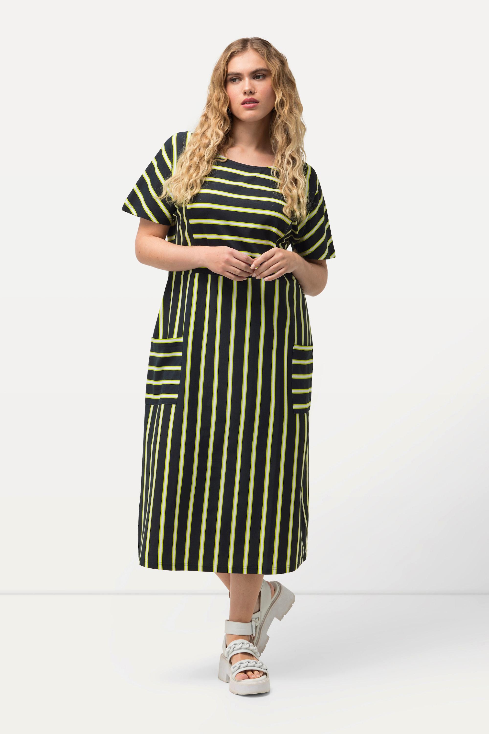 Ulla Popken  Robe midi oversize, en jersey rayé. Décolleté rond et manches courtes. 