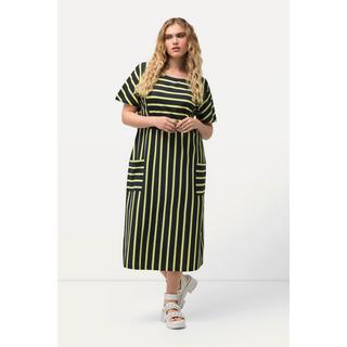 Ulla Popken  Robe midi oversize, en jersey rayé. Décolleté rond et manches courtes. 