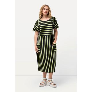 Ulla Popken  Robe midi oversize, en jersey rayé. Décolleté rond et manches courtes. 