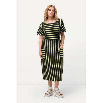 Robe midi oversize, en jersey rayé. Décolleté rond et manches courtes.