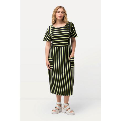 Ulla Popken  Robe midi oversize, en jersey rayé. Décolleté rond et manches courtes. 